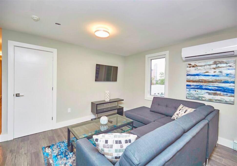 Luxury Boutique 2 Bedroom - 1b Apartment *